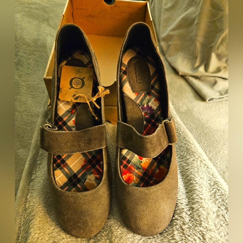 NIB size 10 Born shoes